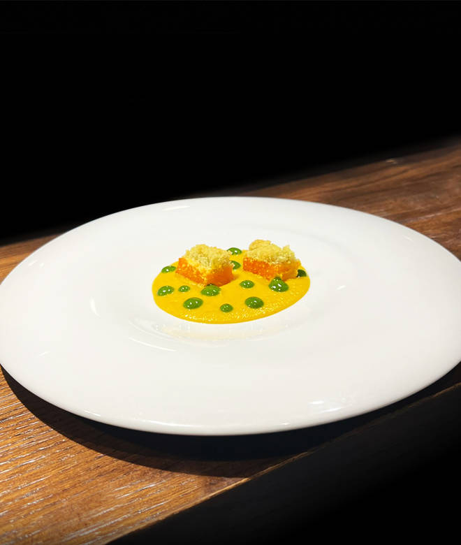 Carota brasata in crosta al timo, crema di carote in doppia cottura e aneto.