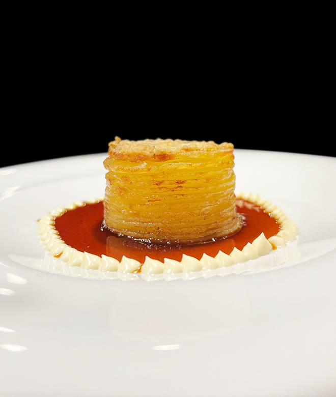 Millefoglie di patate croccante, fondo bruno vegetale, maionese affumicata.